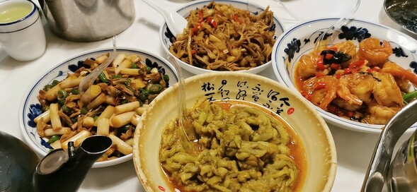 豆角炒藕尖 酸萝卜牛百叶 紫苏炒虾 咸蛋黄茄子